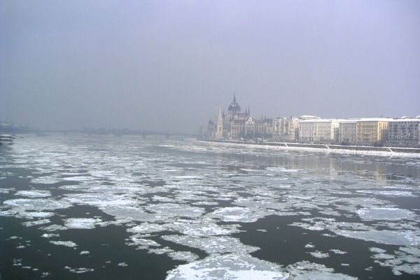 ドナウ川の流氷